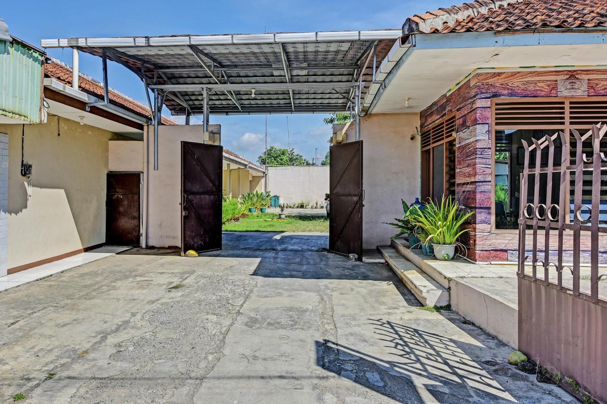 Oyo 90443 Hotel New Kartika In Cilopadang ภายนอก รูปภาพ