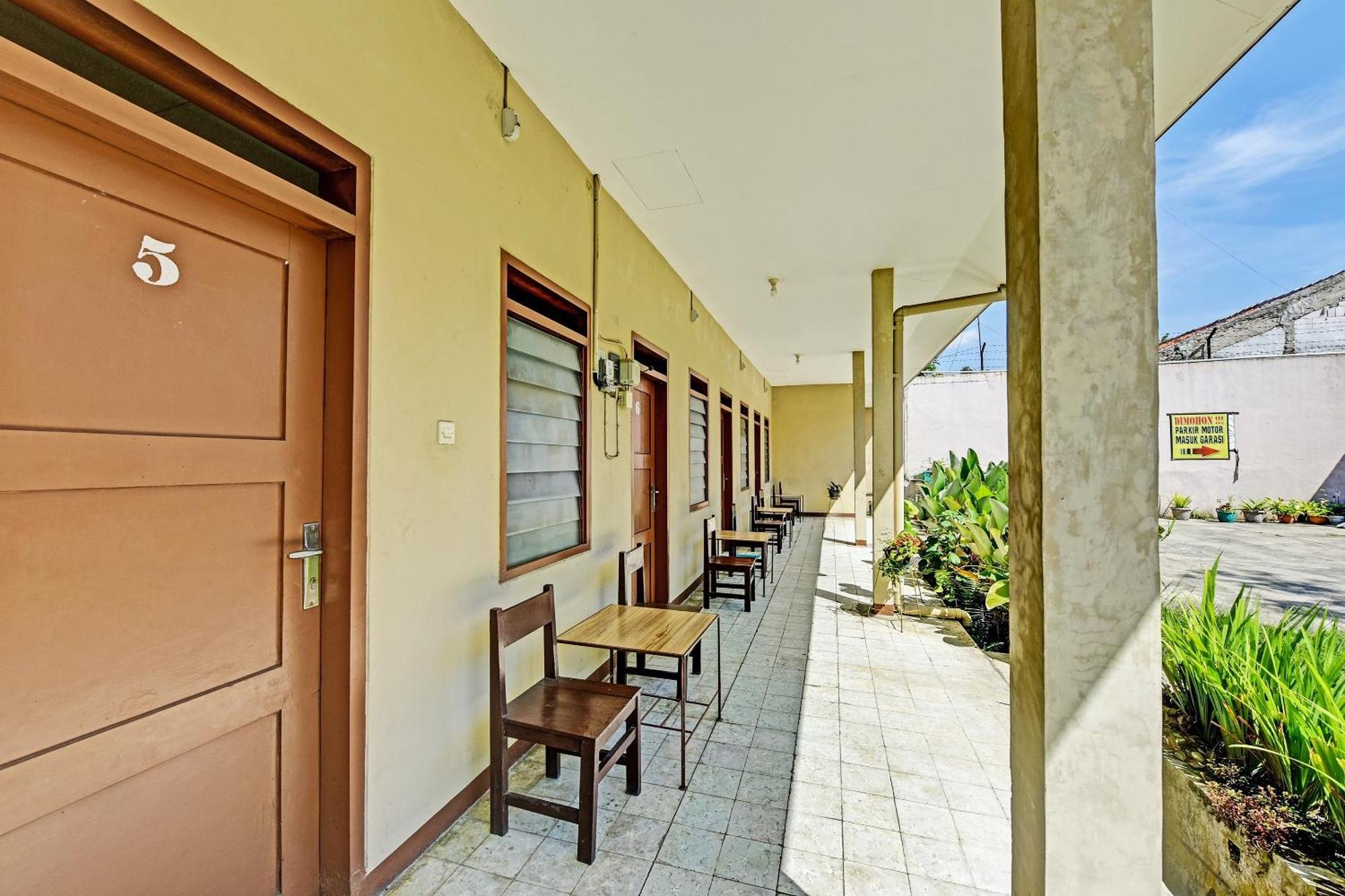 Oyo 90443 Hotel New Kartika In Cilopadang ภายนอก รูปภาพ