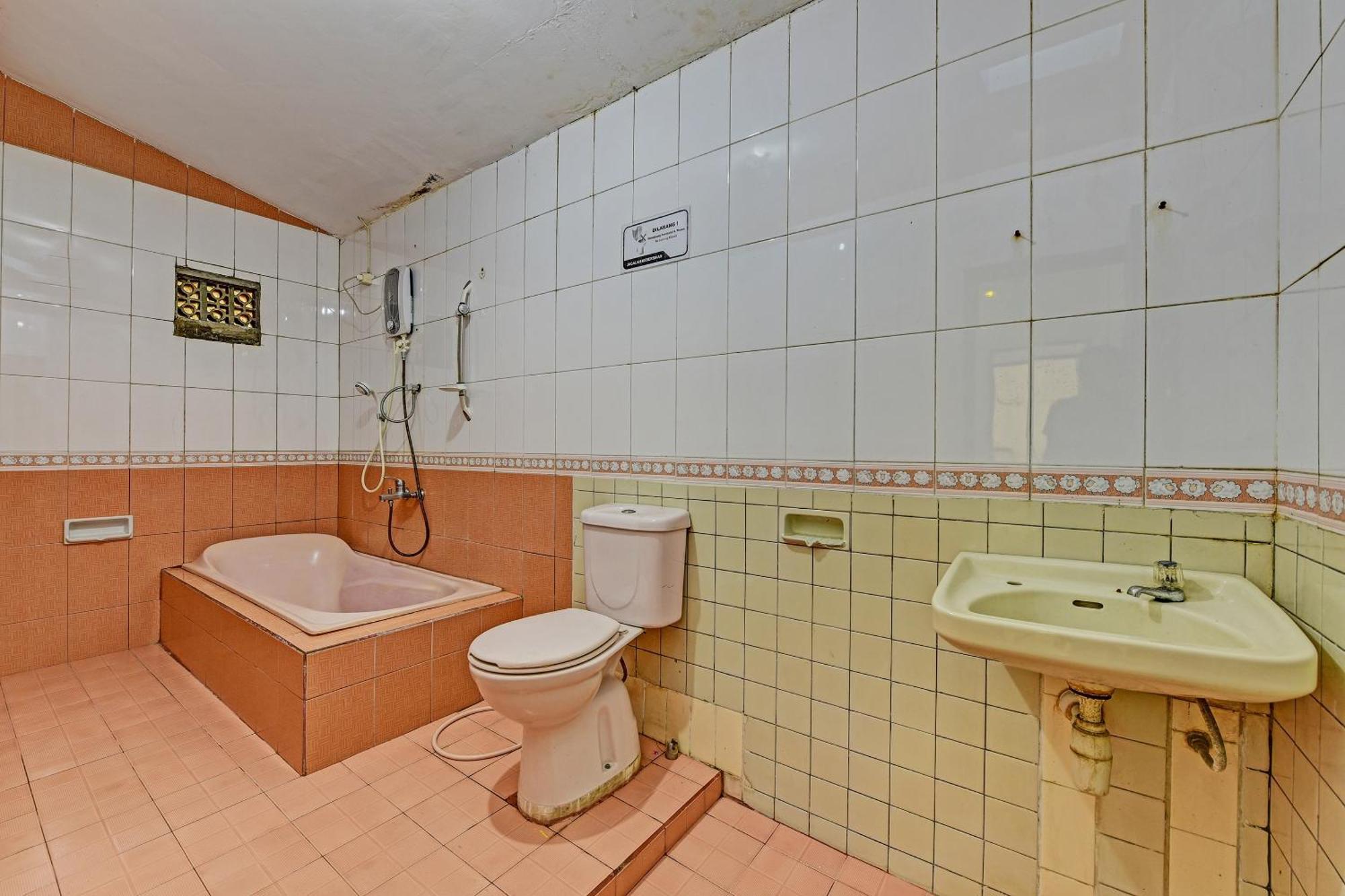Oyo 90443 Hotel New Kartika In Cilopadang ภายนอก รูปภาพ